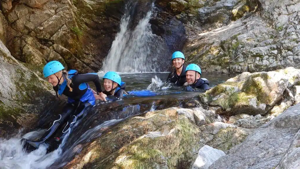 Canyoning en famille en Ardèche avec parents et enfants dans une rivière
