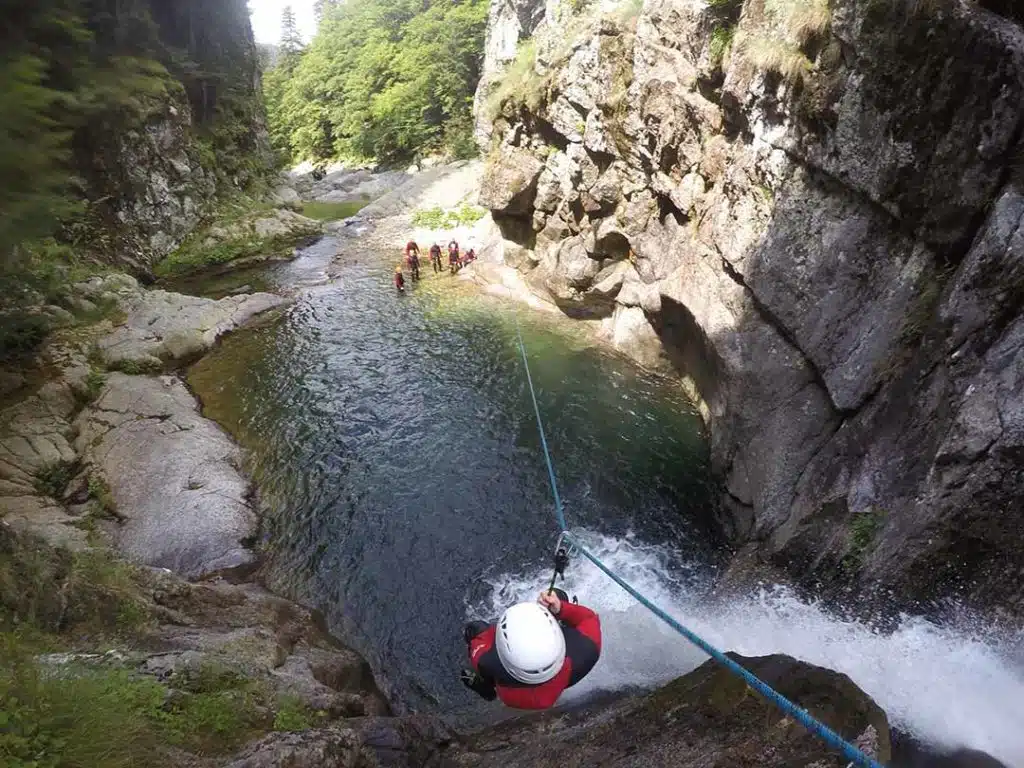 départ de la tyrolienne dans le canyon de la borne en Ardèche
