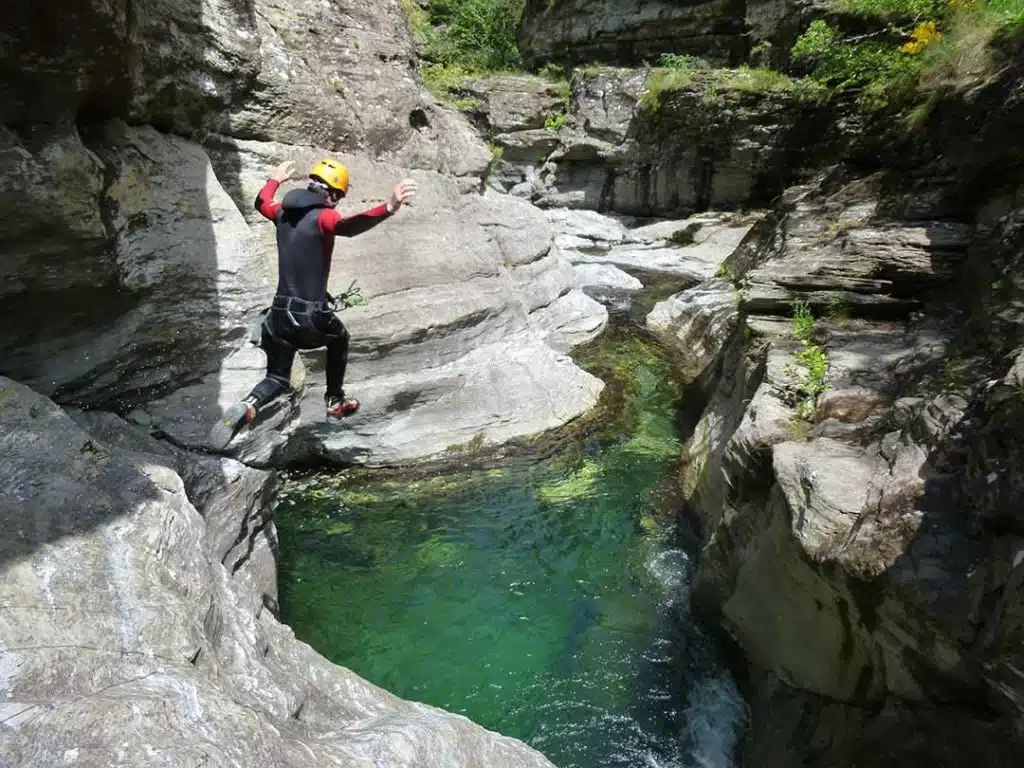 saut dans le canyon du Roujanel en Ardèche sous le beau soleil de juin