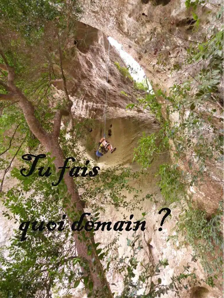 Rappel de 45 mètres à côté du pont d'Arc en Ardèche dans les Gorges de l'Ardèche