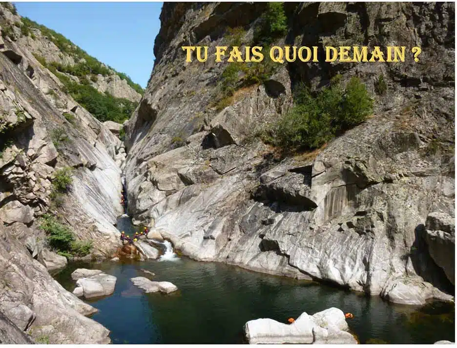 photo du canyon du chassezac, on voit au loin cascade de la Rajole