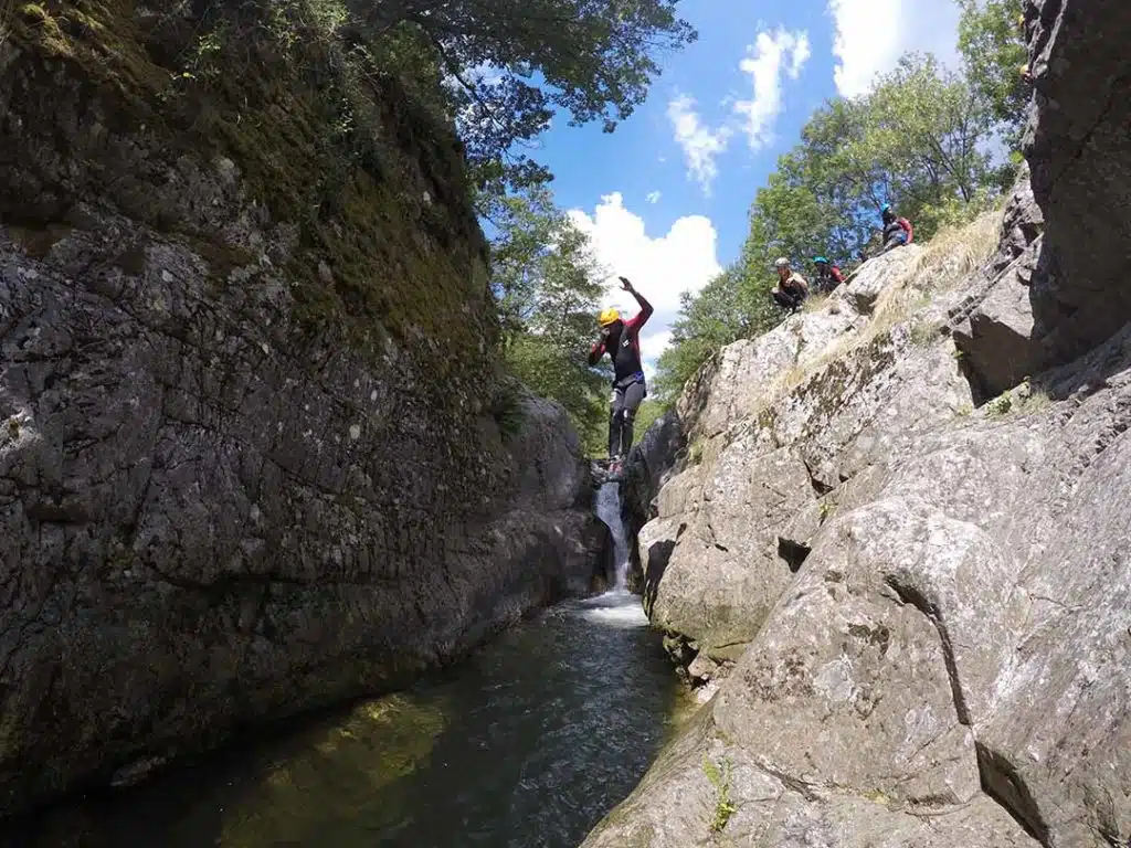 jolie saut dans le canyon de la haute ardèche avec yohanna monitrice de canyon
