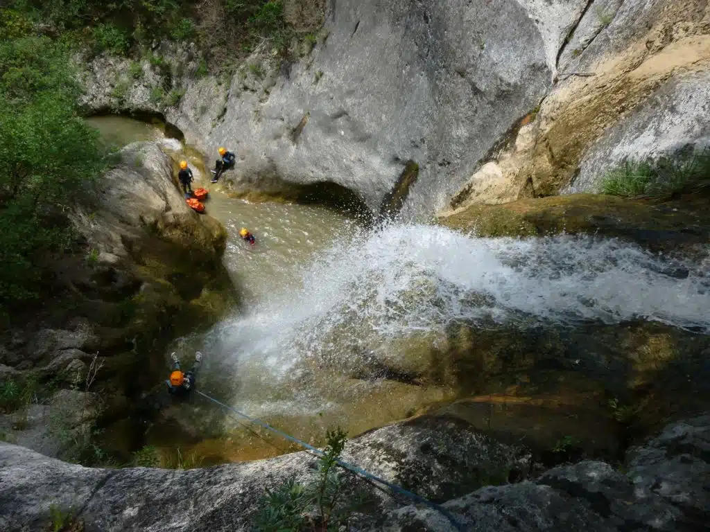 Cascade dans le canyon de l'ellieux en Ardèche proche de la Caverne du Pond d'Arcc