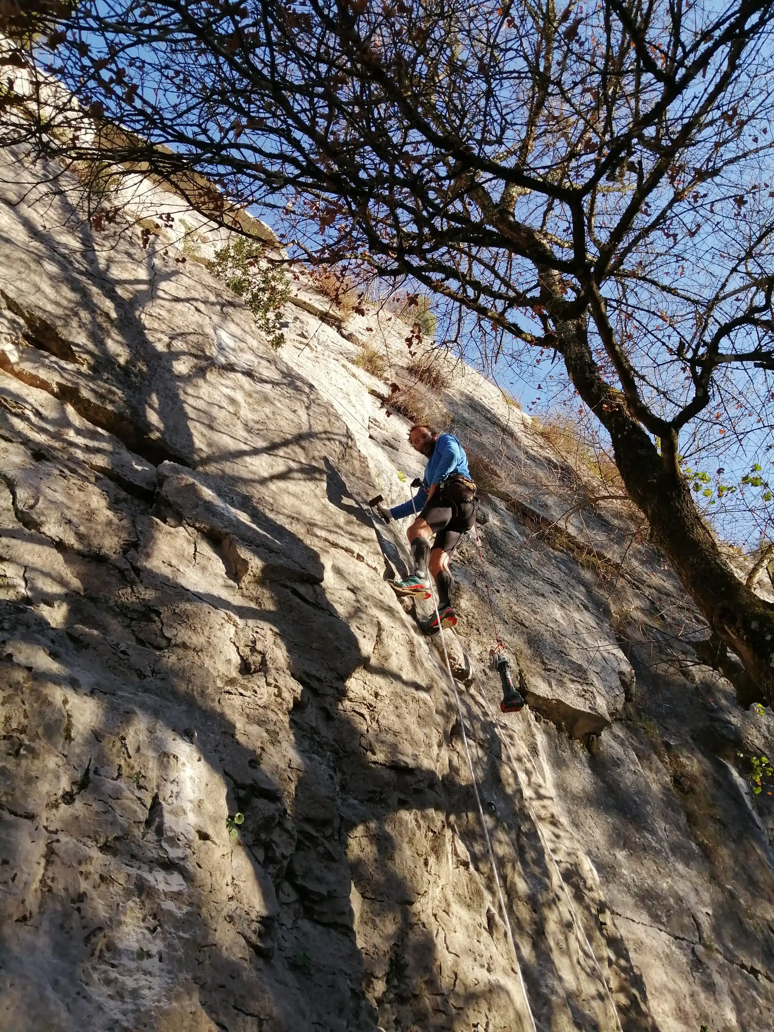 Fabrice en train de planter un goujon de 12 mm sur le site d'escalade