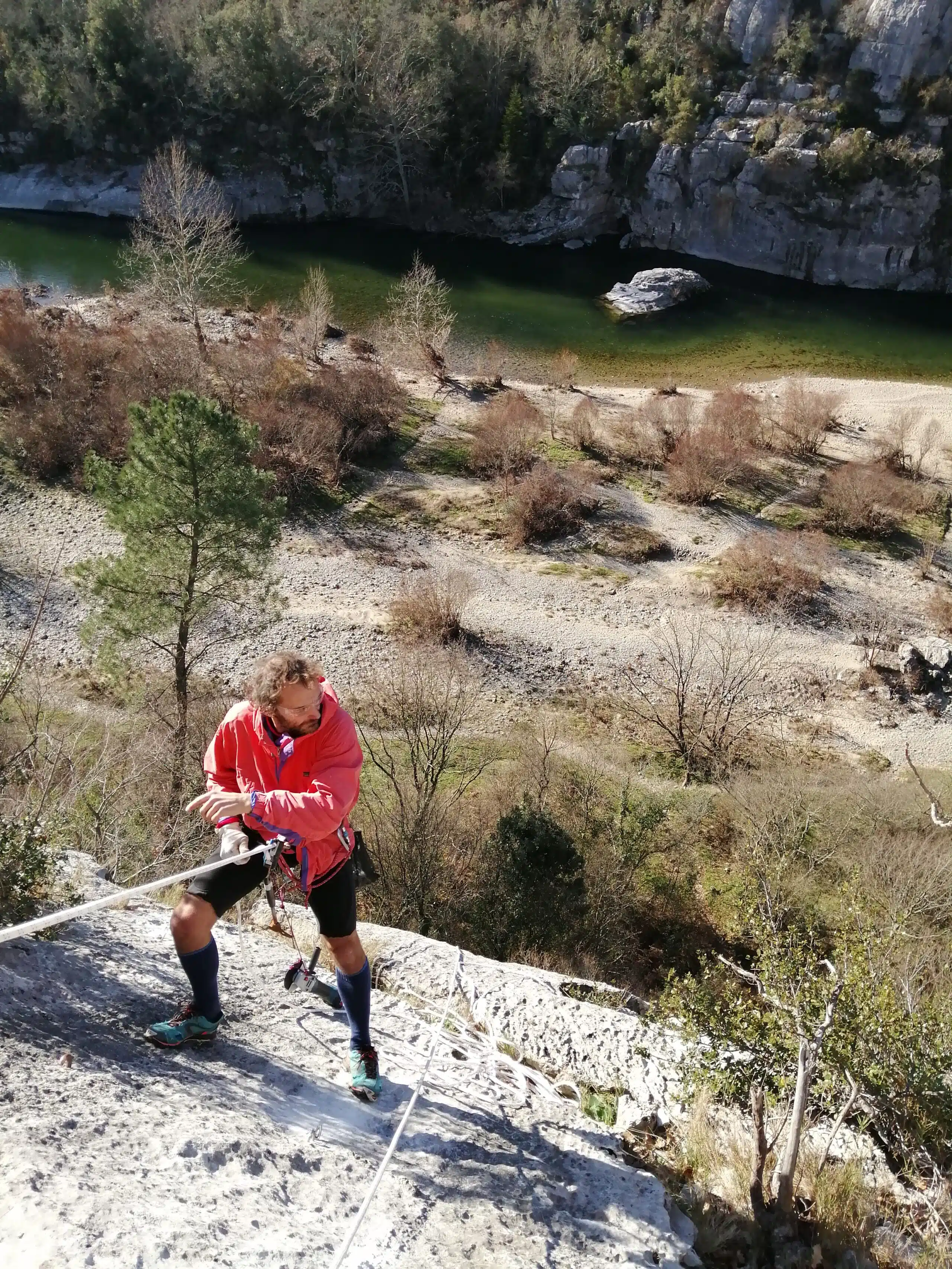 fabrique qui cherche sa prochaine victime sur la falaise de mazet en Ardèche