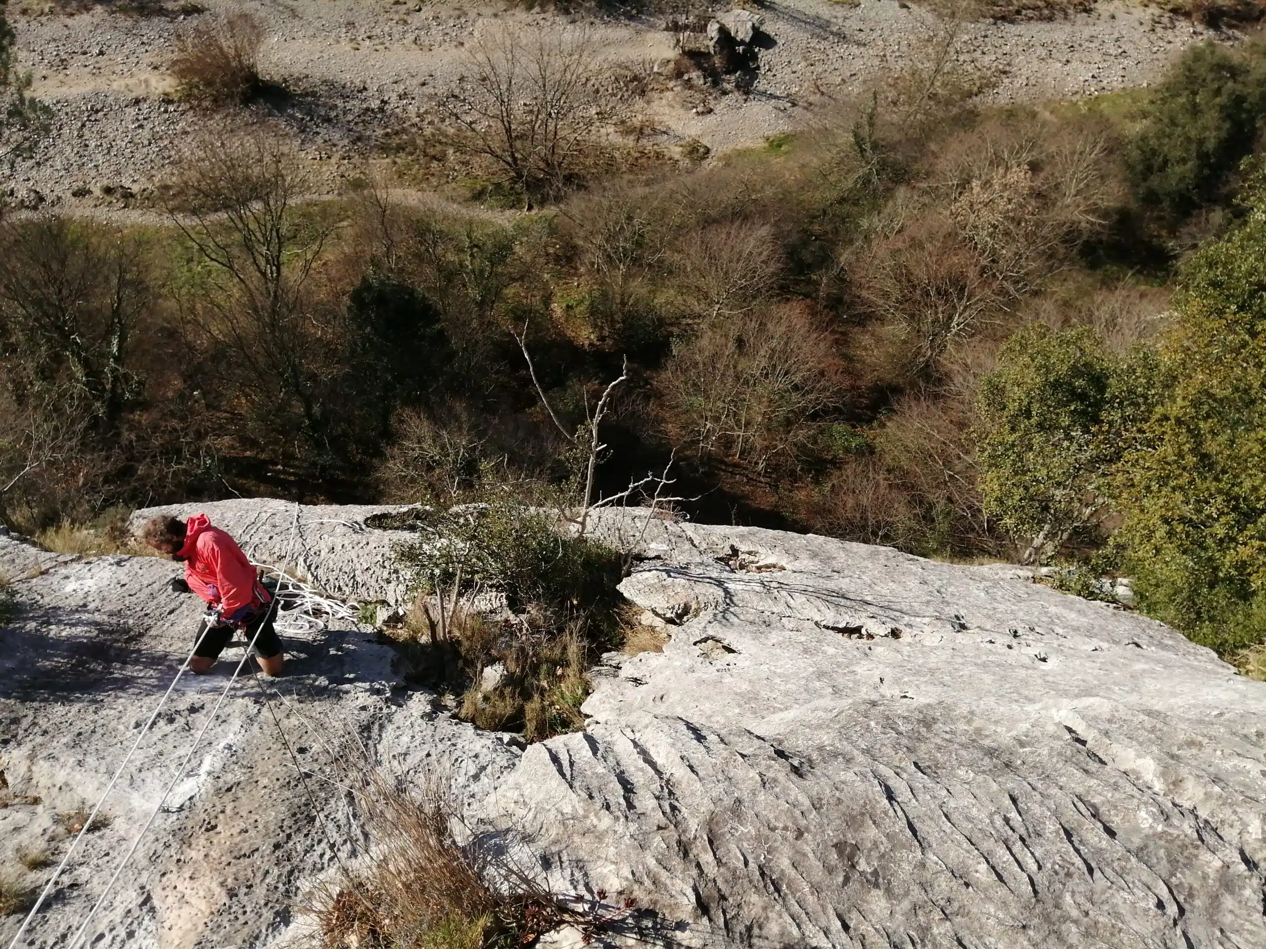 belle falaise du site d'escalade de Casteljau en ardèche