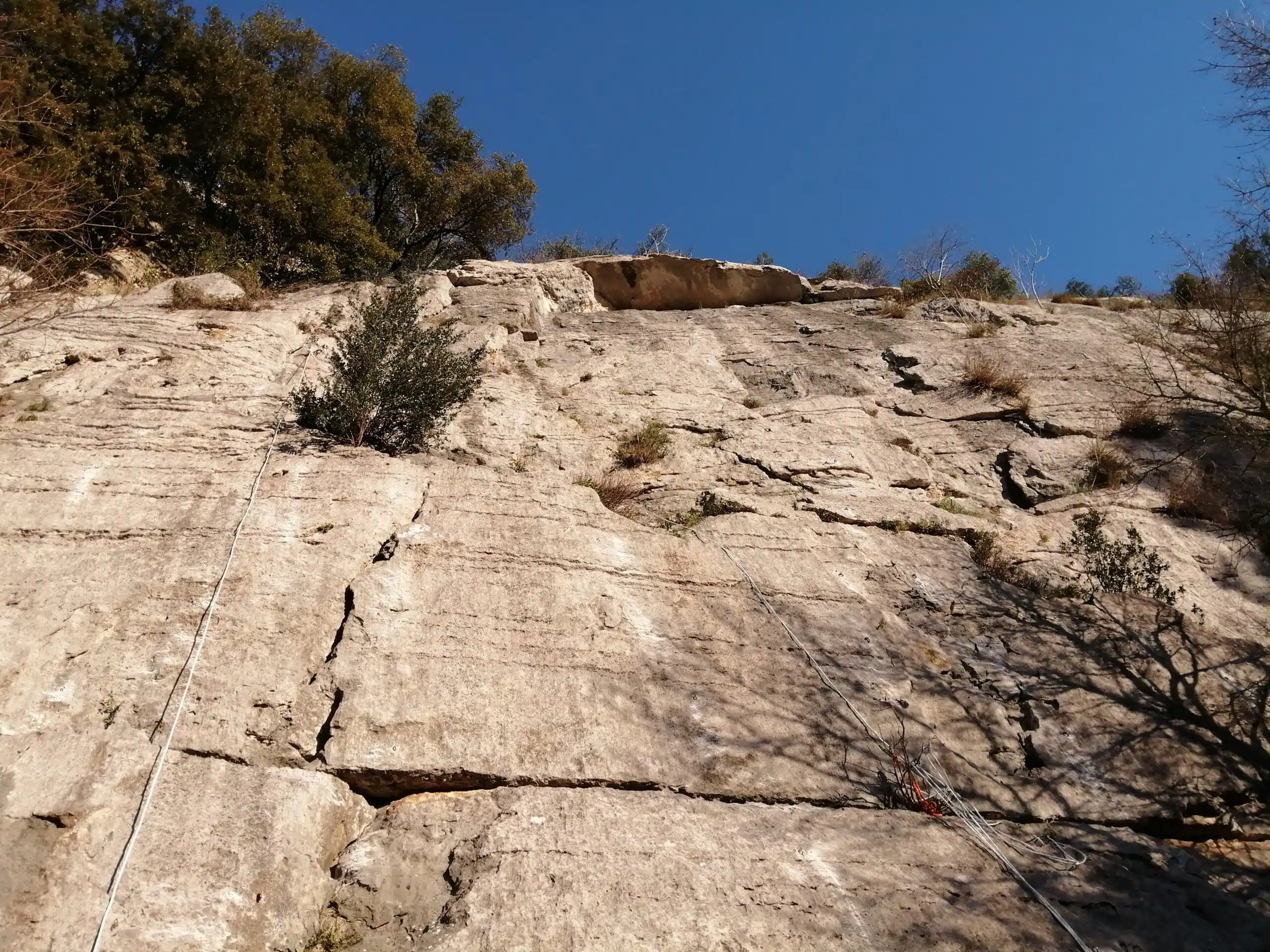 Falaise du site d'escalade de Mazet en Ardèche secteur "toit des familles"